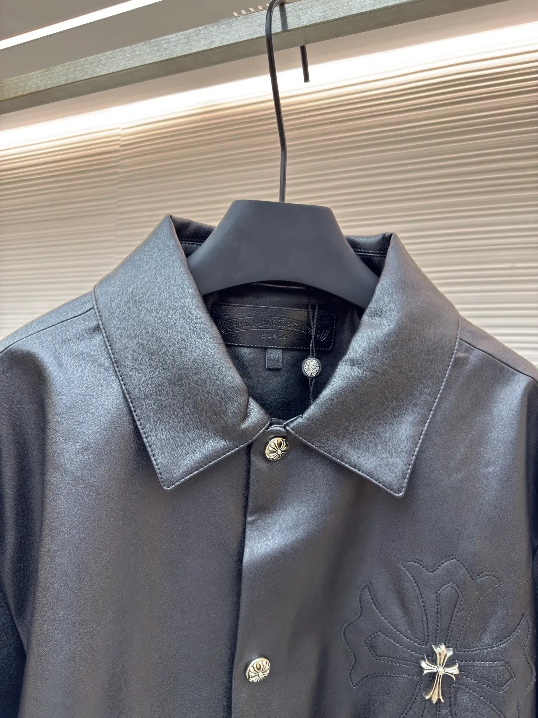 Chrome Hearts Cross Silver Leather Jacket ●Item No.: 1680457-C65 ●Material: black pebbled leather fabric ●Technology: patch embroidery ●Version: loose fit ●Weight: about 875 grams ●Size: S-M-L ●Description: The fabric is custom-woven using black pebbled genuine leather. Customized silk jacquard logo lining. Customized 925 silver cross. Embroidery is processed by TAJIMA machine. Patch embroidery process. Customized leather trademark. Customized leather size. Customized 5.8cm metal logo label. Customized 18mm four-button buckle. Customized 18mm two-button button. Customized accessories. Same style for men and women. Full of street feel. Very good workmanship details. The overall wiring is straight and delicate, the fabric is comfortable and soft, and the color is consistent without color difference. It can be matched with the same style to create a fashionable look and control various occasions. Customized accessories, complete with three standards, same style for men and women!